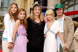 elizabeth olsen family