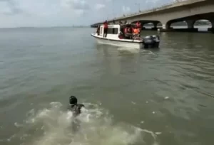 Akinrodoye Samuel Swims Across Lagos Lagoon To Promote Mental Health